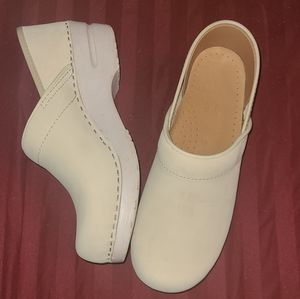 Dansko cream suede clogs dize 39